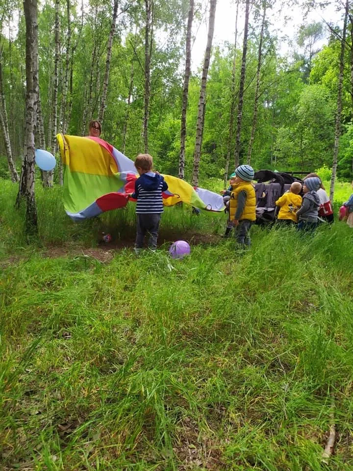 Dzieci z żłobka Pod Chmurką na zajęciach terenowych w lesie na Ursynowie